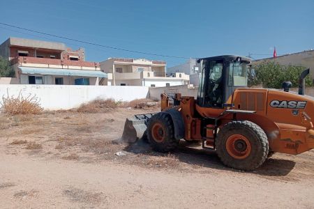 تدخلات فريق النظافة ببلدية النفيضة لتنظيف مجاري المياه